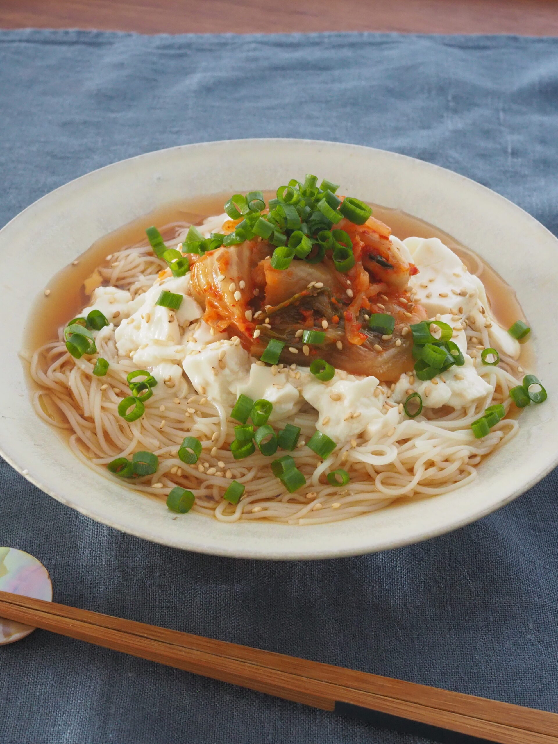 くずし豆腐とキムチのそうめん
