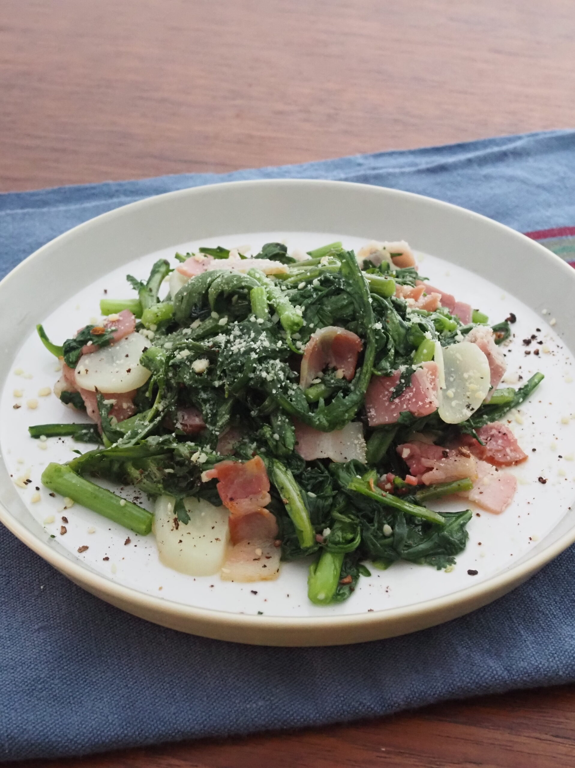 春菊とベーコンのガーリック炒め