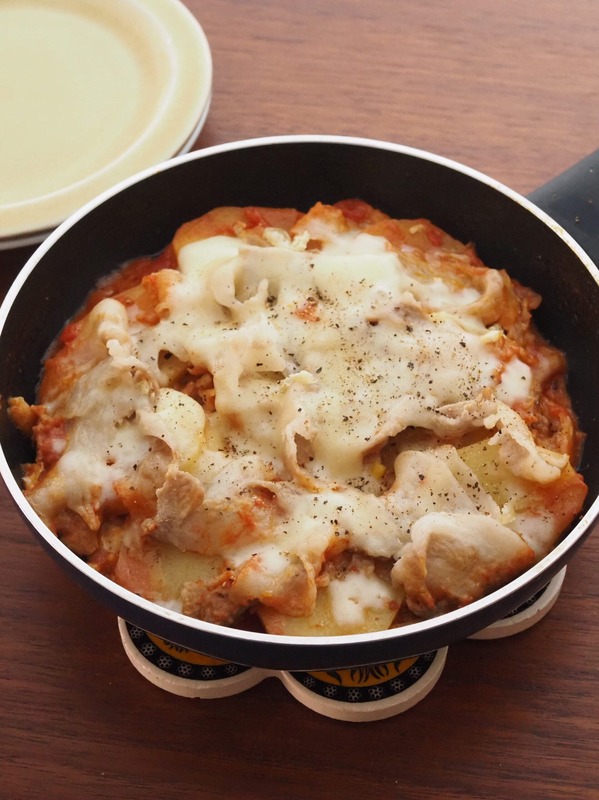 チーズがとろけるじゃがいもと豚肉のトマト蒸し