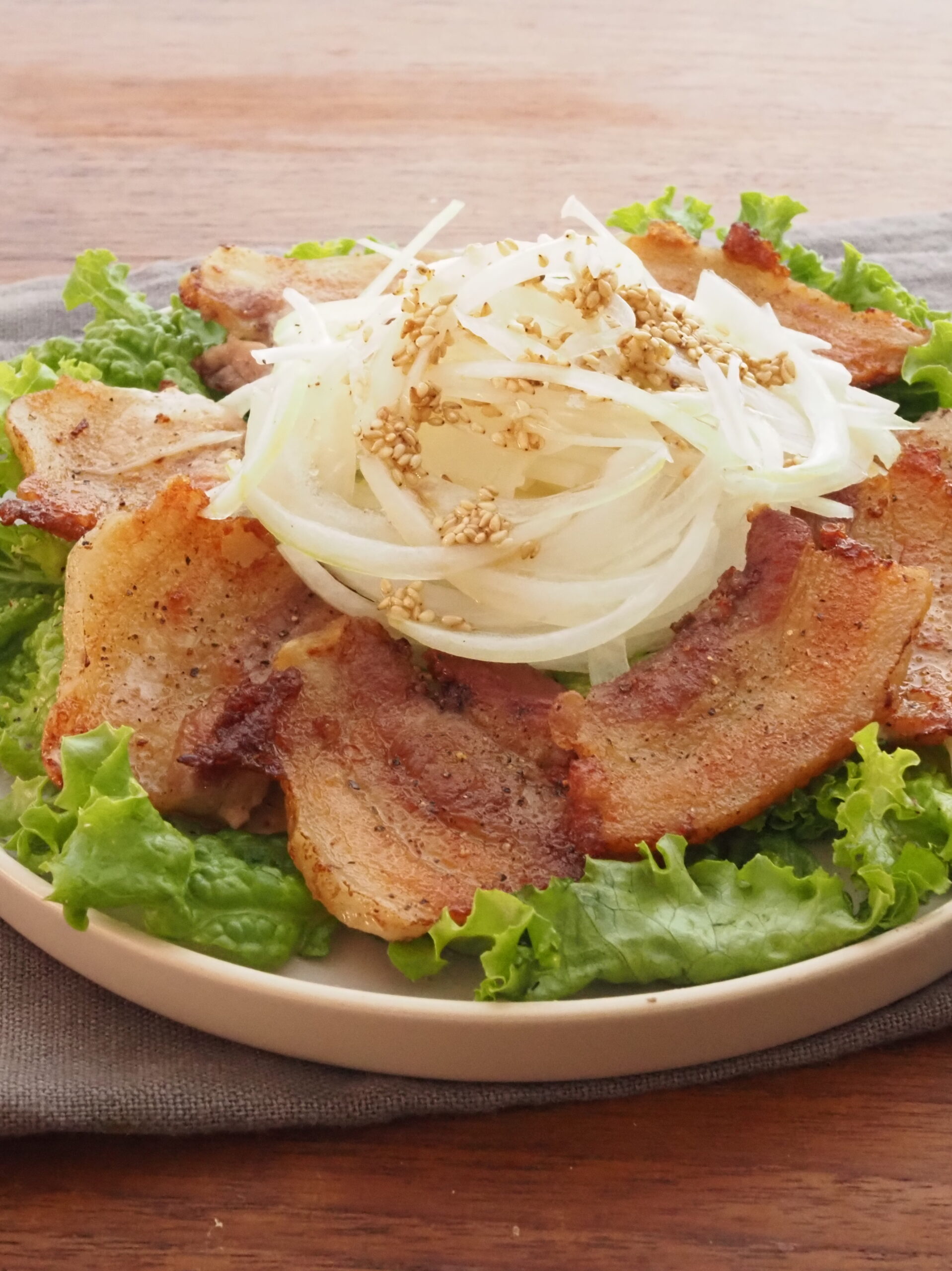 豚バラのカリカリ焼き新玉ポン酢だれ