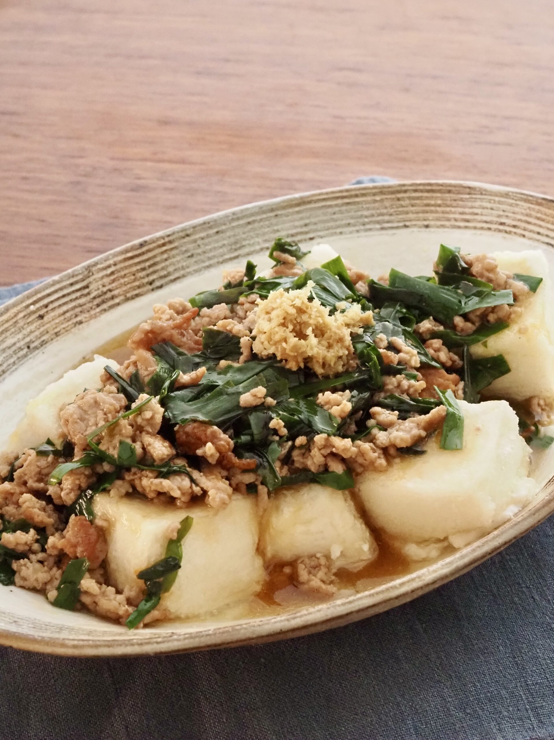 揚げ豆腐のにらそぼろあんかけ