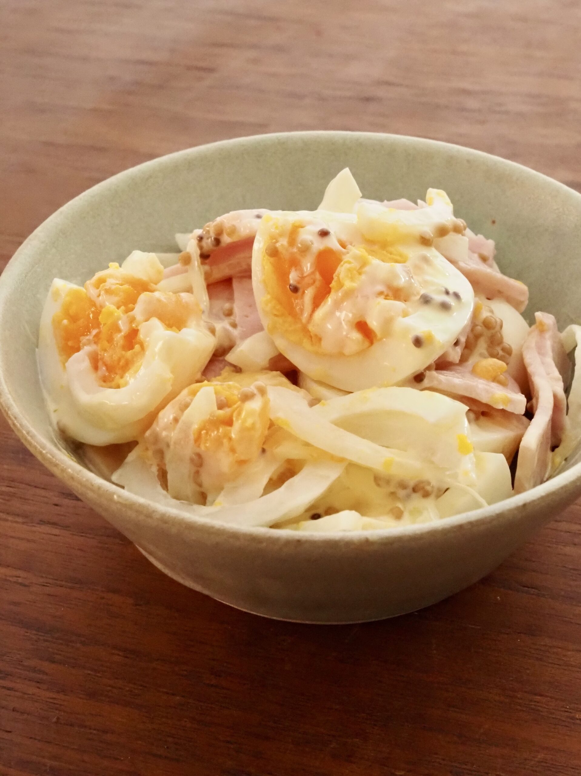 新玉ねぎとハムの卵サラダ