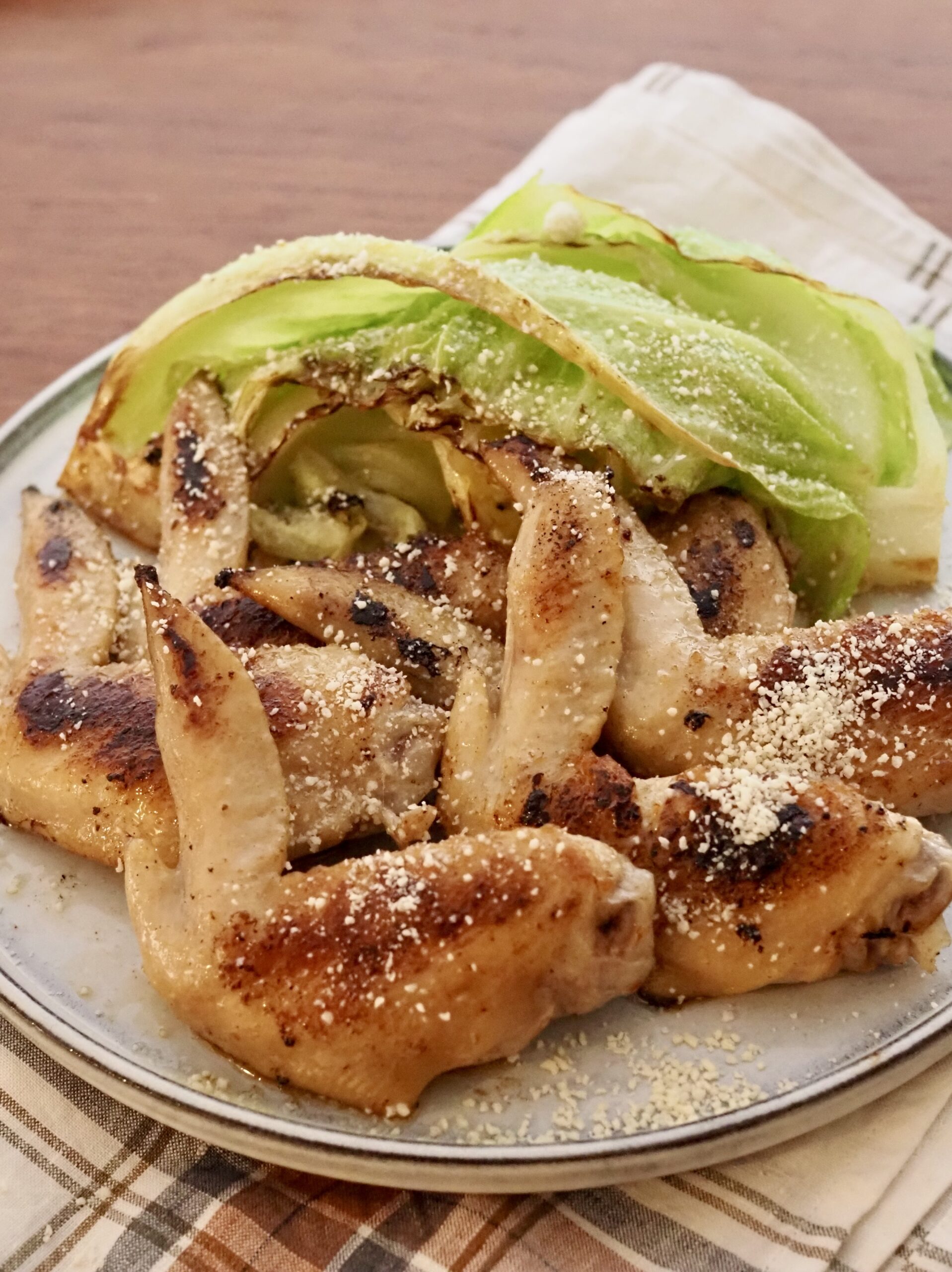 フライパンで鶏手羽と春キャベツのグリル