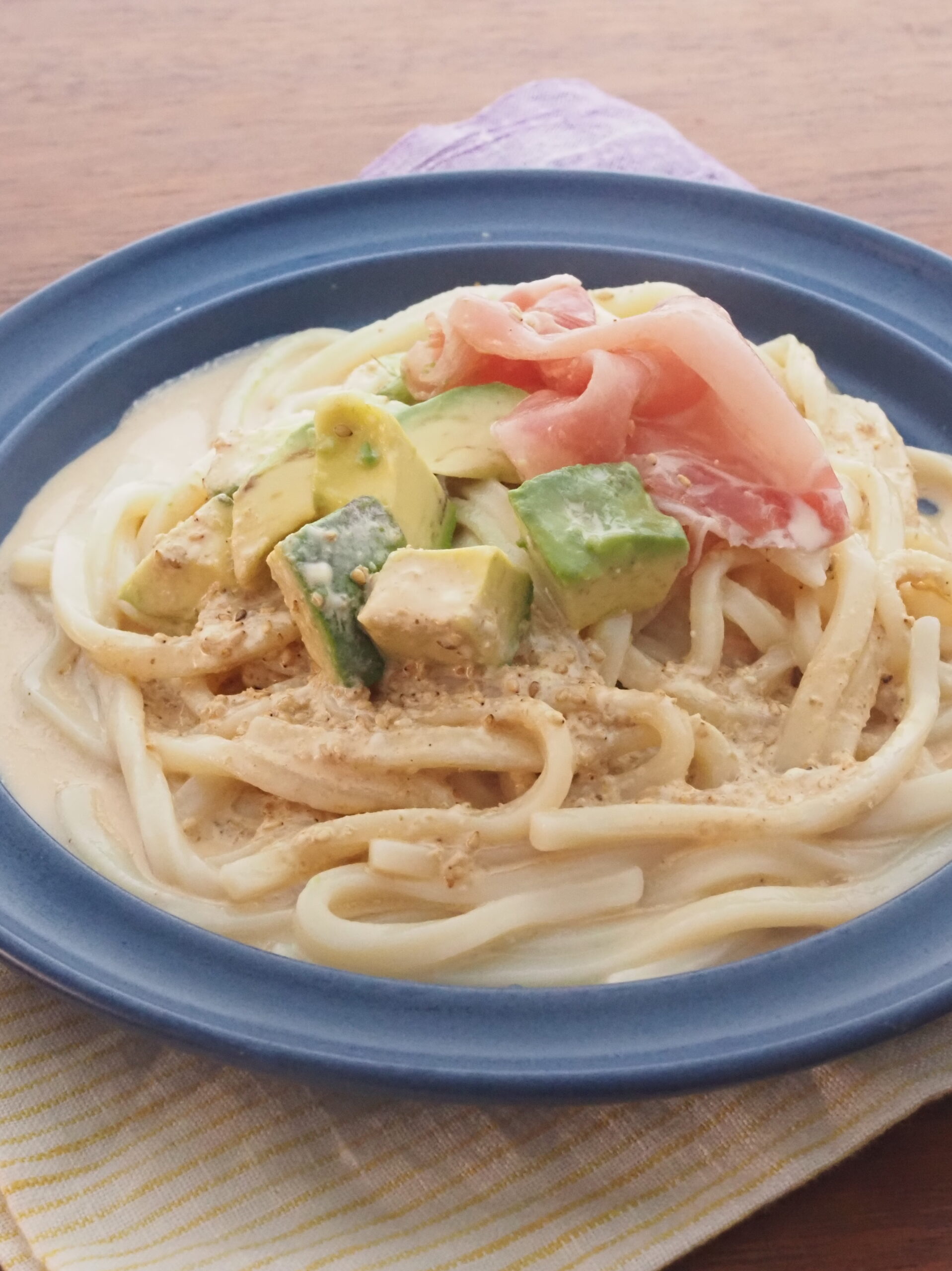 アボカドと生ハムのごまめんつゆうどん