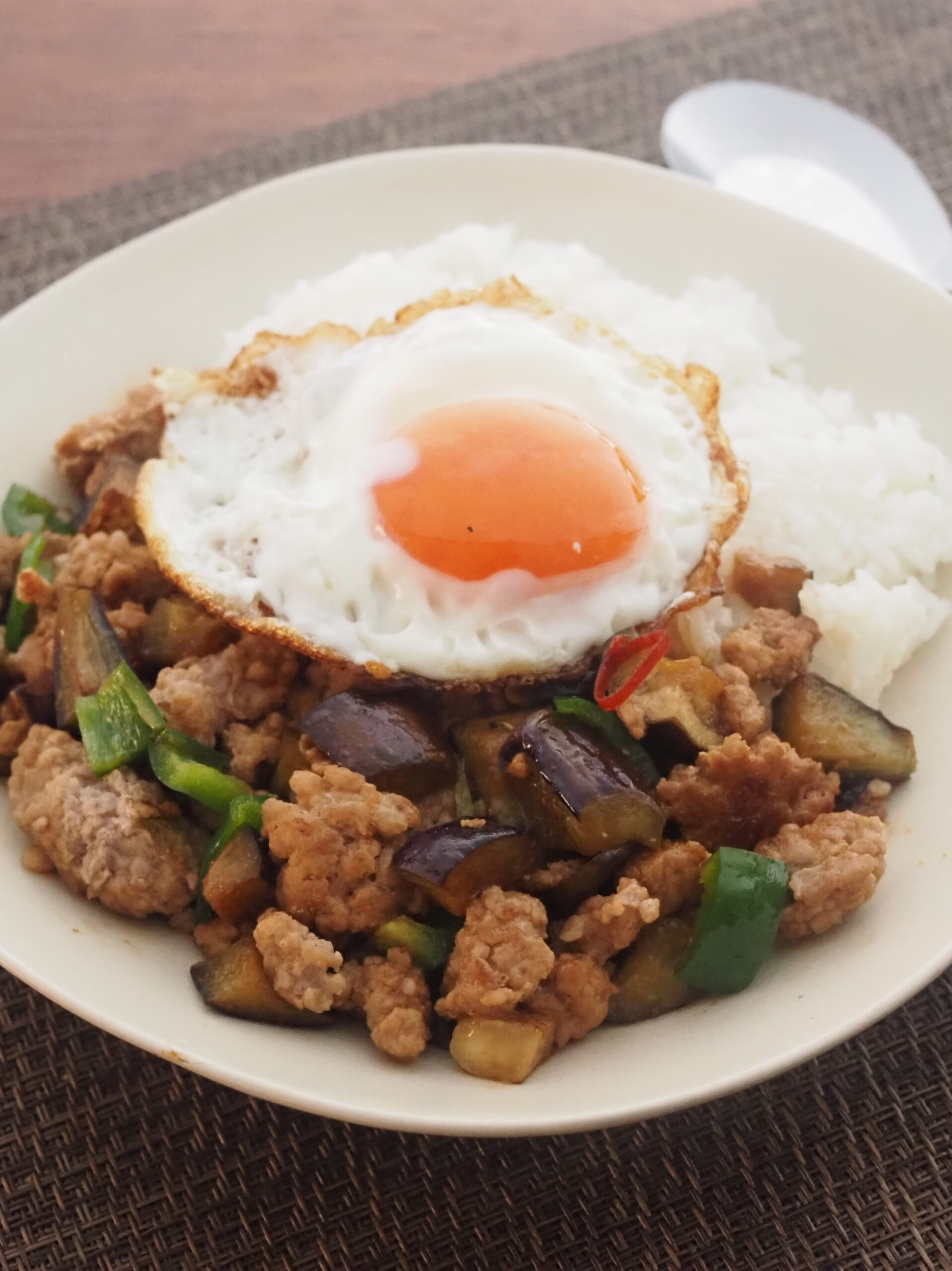 ひき肉となすの炒めのっけご飯