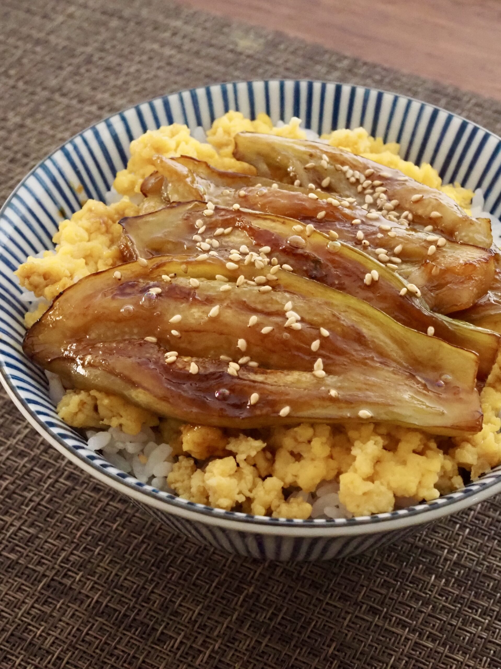 いり卵となすの蒲焼き丼