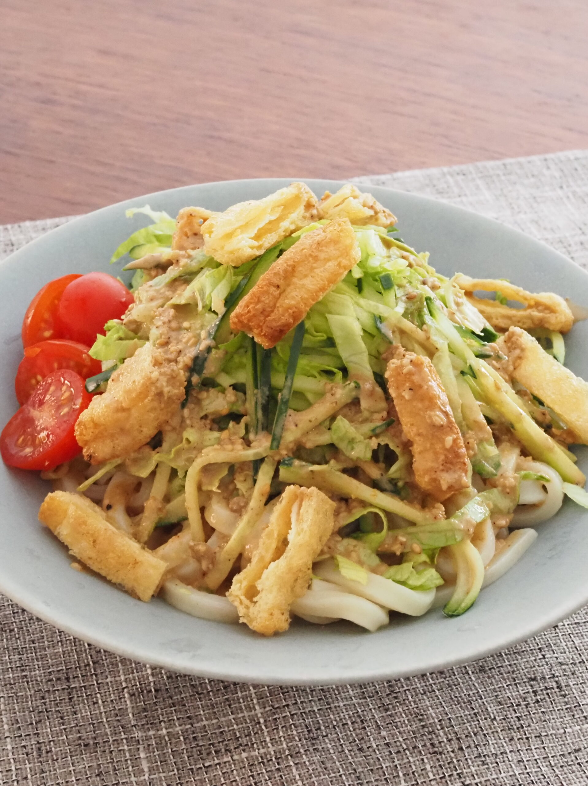 野菜たっぷりごまだれサラダうどん